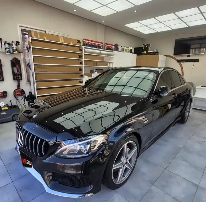 Ask Garaj 33'ün aydınlık uygulama alanında parlak siyah Mercedes C Serisi